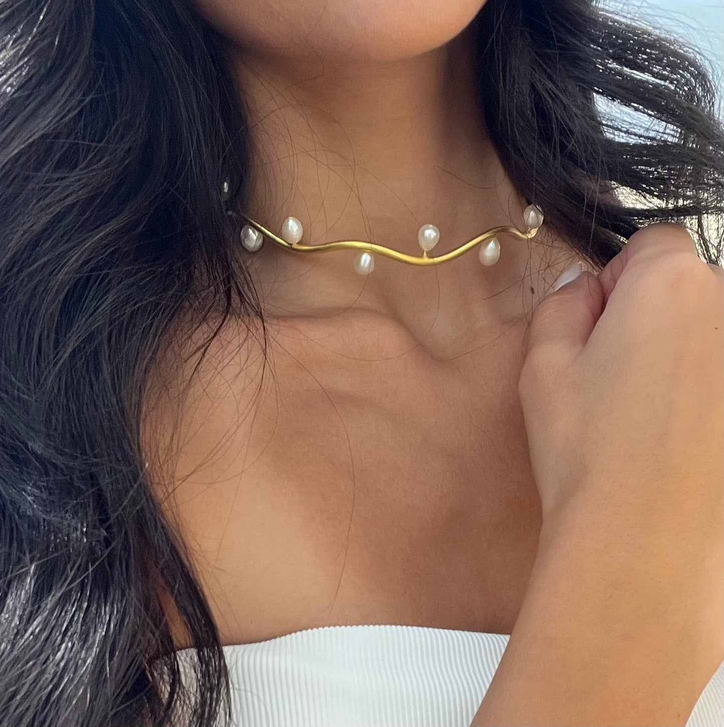 Wavy pearl choker